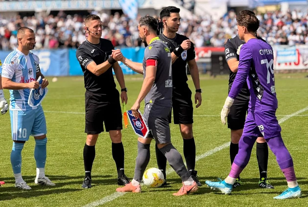 FC Bihor încheie sezonul cu un mesaj clar: viitorul vine din propria academie. Trei juniori au debutat contra Corvinului