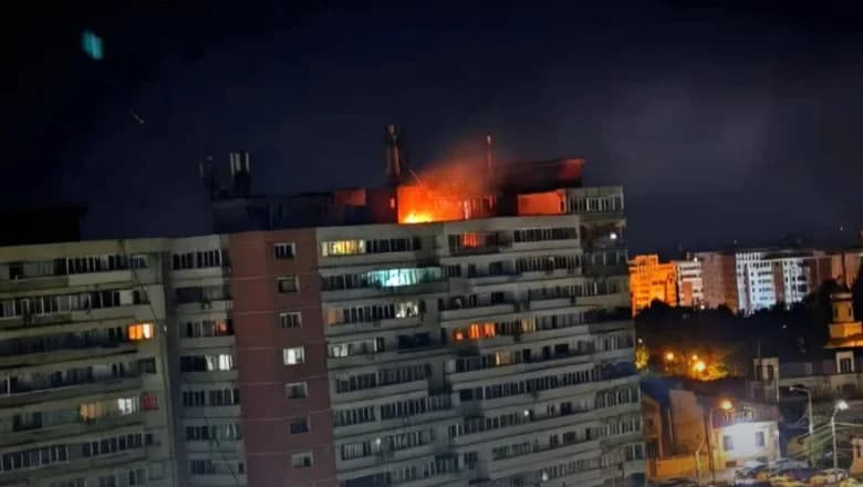 Dronă rusească prăbușită pe un bloc din Galați. Explozie, incendiu și zeci de oameni evacuați în toiul nopții