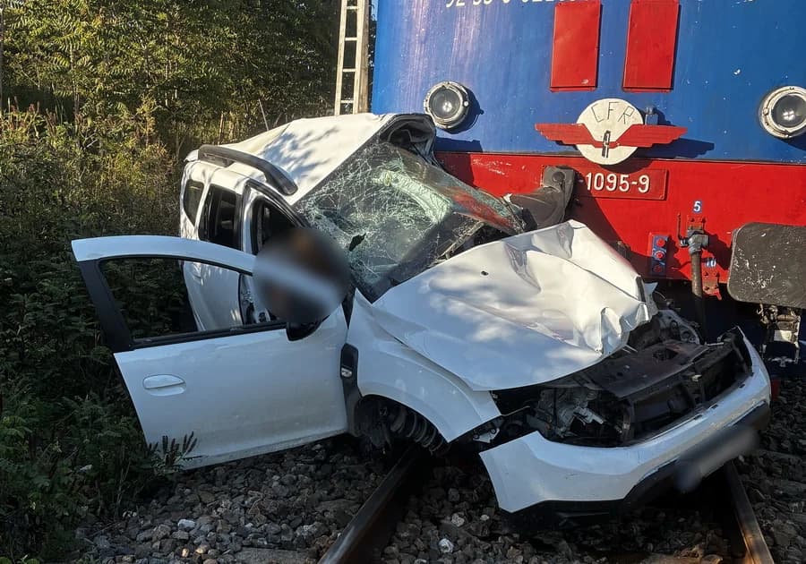 Tragedie în Oradea. Două persoane au murit după ce mașina în care se aflau a fost lovită de tren în Episcopia