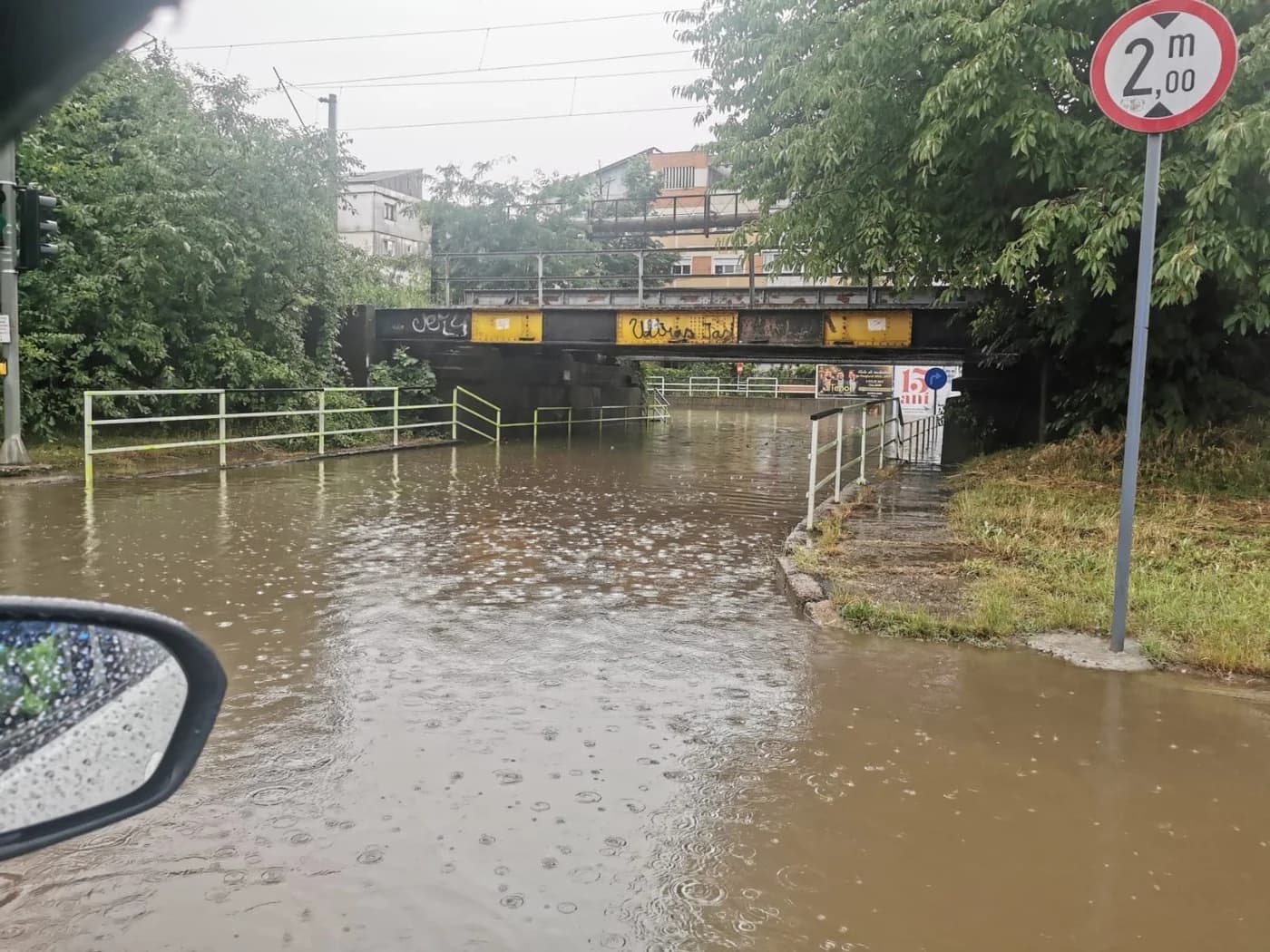 Inundații în județul Iași după ploile torențiale. Curți, locuințe și străzi au fost acoperite de apă