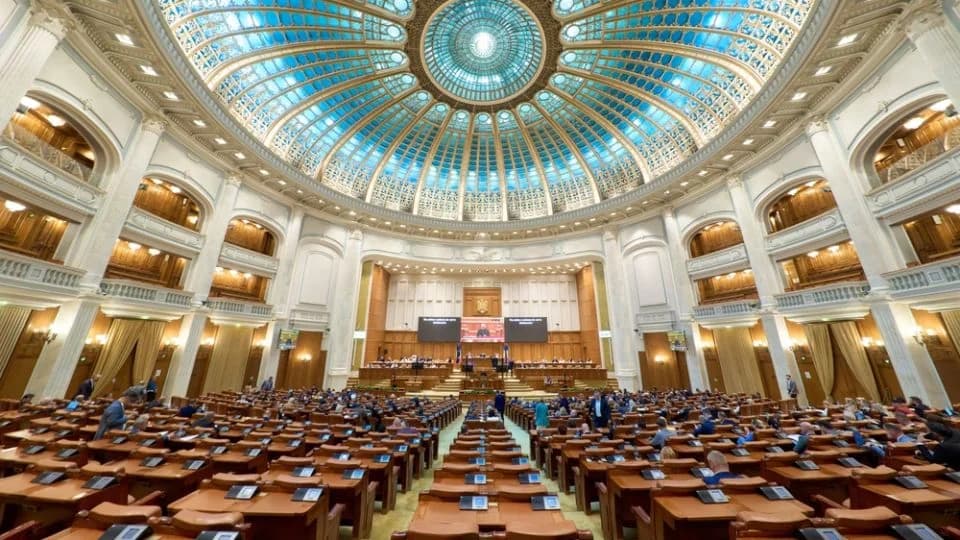România rămâne pe lista investitorilor, dar ratingul de țară depinde de politicieni. Ce ar însemna statutul de țară „junk”