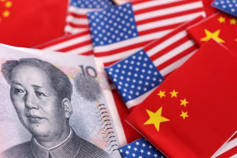 O bancnotă yuan alături de steagurile Statelor Unite și Chinei, 4 aprilie 2025.