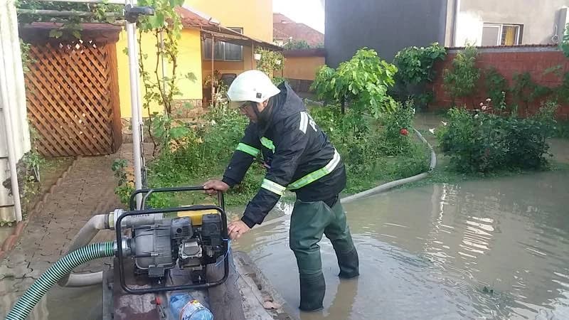 Intervenții ale pompierilor bihoreni în Beiuș și Săcueni, după furtuna de luni
