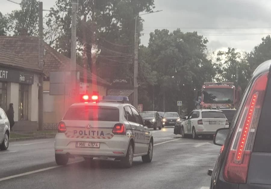Accident pe Bulevardul Decebal din Oradea: două persoane au ajuns la spital după impactul dintre două mașini