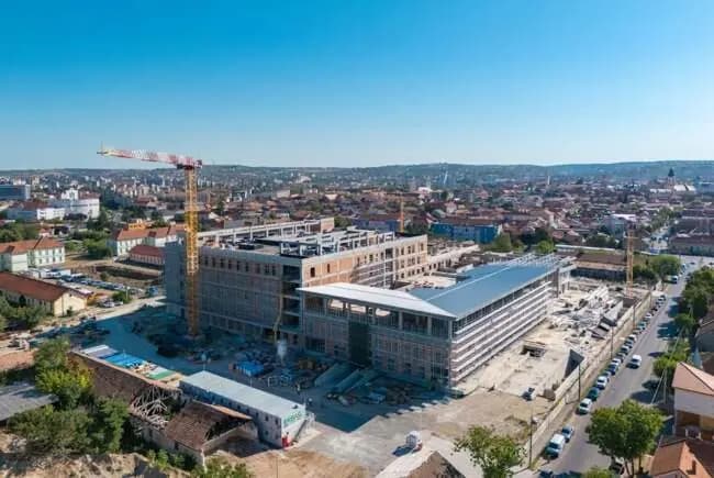 Proiect istoric pentru infrastructura medicală din Oradea: Noul spital de pe strada Vlădeasa a trecut de jumătatea lucrărilor