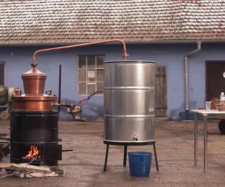„A furat cazanul de pălincă și l-a dus cu trenul la Oradea!” Poveste incredibilă în Bihor: hoțul a plecat și cu 26 de sticle de alcool