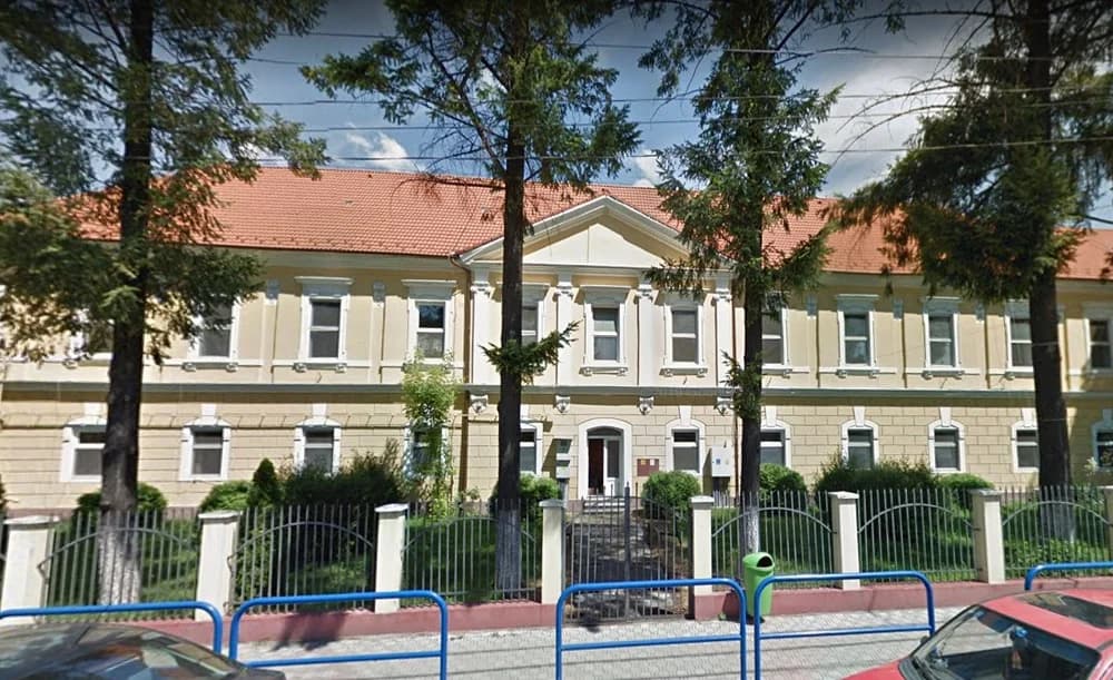 Incident la Spitalul Aleşd: Un tânăr pacient s-a luat la bătaie cu paznicul care i-a cerut să-şi mute maşina