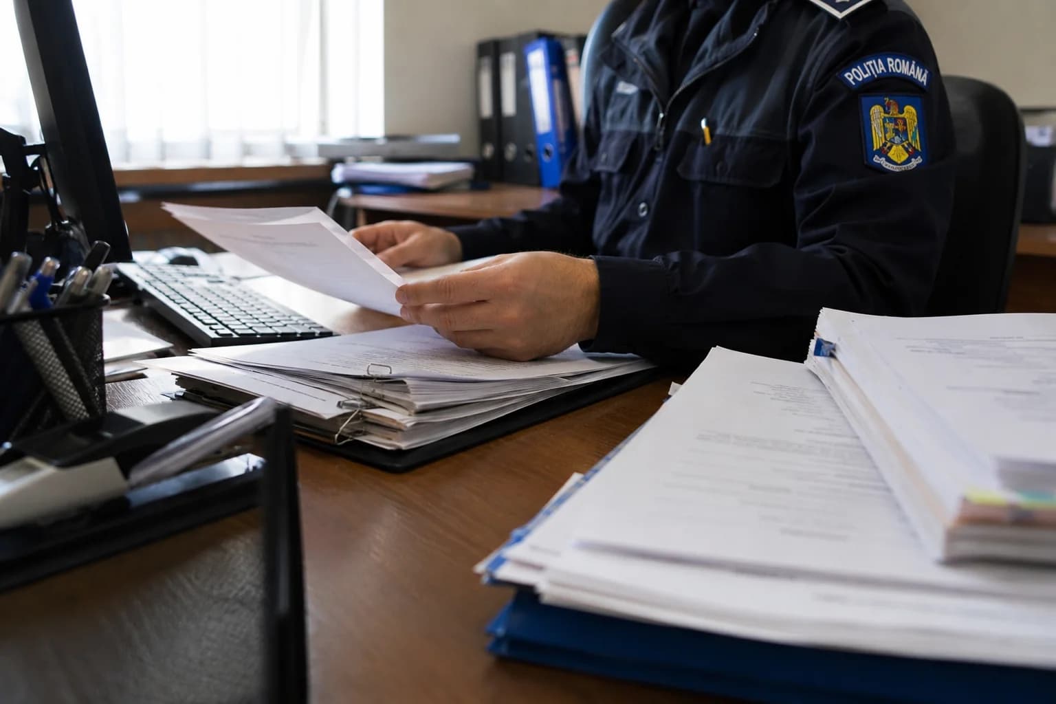 „Ne bombardează psihotronic!” Cum a ajuns o fostă polițistă să blocheze instituțiile din Bihor cu zeci de reclamații șocante