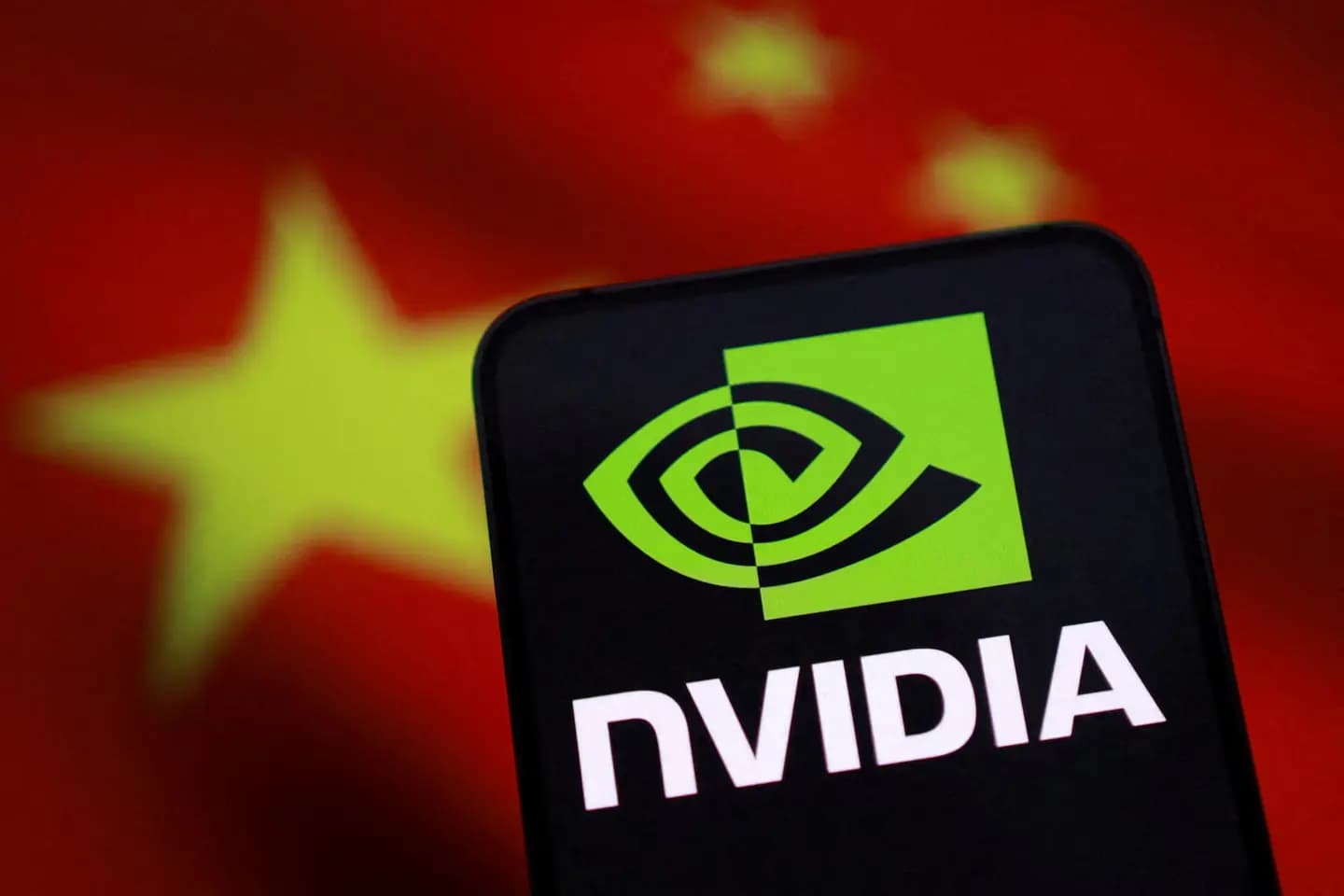 SUA aprobă vânzarea unor cipuri avansate Nvidia către companii chineze, însă livrările sunt blocate pe fondul tensiunilor dintre Washington și Beijing