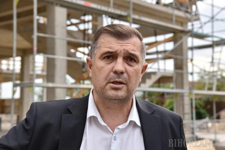 „Este o execuție politică”: Primarul PSD din Sânmartin arată cum Ministerul Educației i-a respins pe nedrept finanțarea pentru construcția unei școli noi
