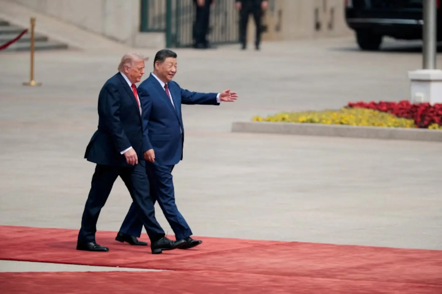 Președintele Statelor Unite, Donald Trump, merge alături de președintele Chinei, Xi Jinping, la sosirea la Marea Sală a Poporului din Beijing, China, pe 14 mai 2026. REUTERS/Evan Vucci/Fotografie de arhivă