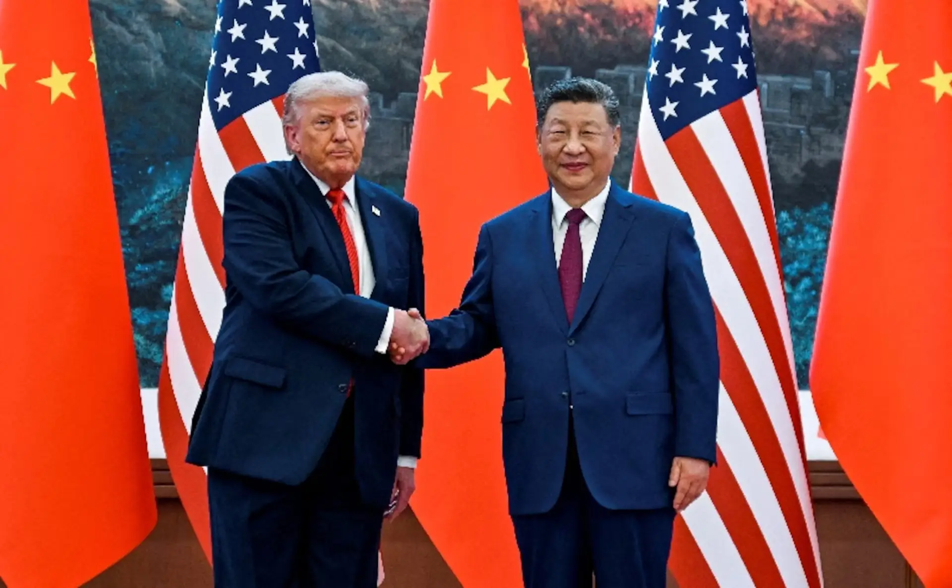 Imagine din timpul participării președintelui Statelor Unite, Donald Trump, la evenimente organizate la Marea Sală a Poporului și în timpul salutului oficial alături de președintele Republicii Populare Chineze, Xi Jinping, pe 14 mai 2026, la Beijing, China, în cadrul unei vizite axate pe comerț, securitate regională și consolidarea relațiilor bilaterale dintre cele mai mari două economii ale lumii. Kenny Holston/Pool via REUTERS/Fotografie de arhivă