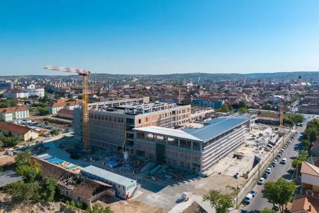 Proiect istoric pentru infrastructura medicală din Oradea: Noul spital de pe strada Vlădeasa a trecut de jumătatea lucrărilor