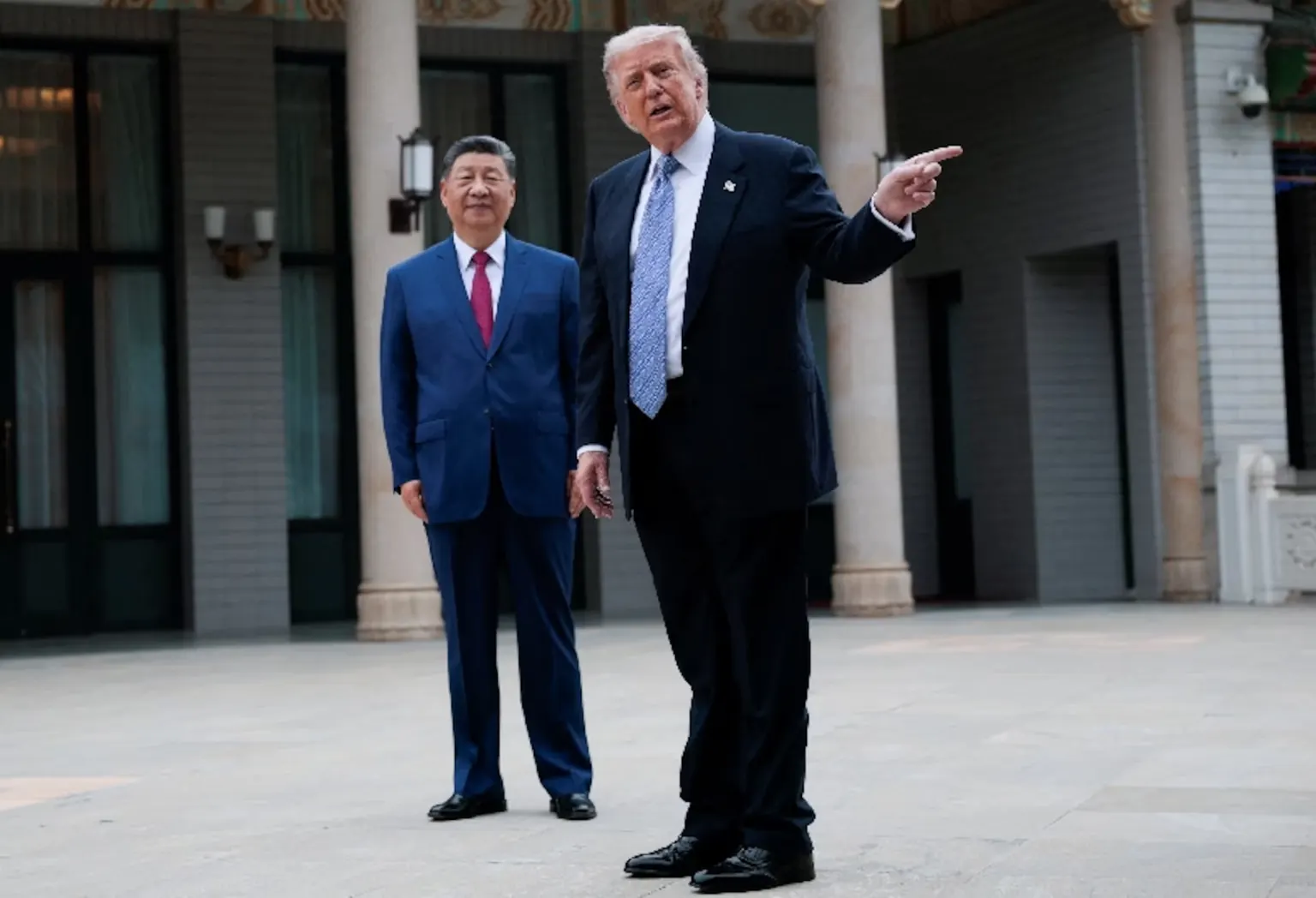 Președintele Statelor Unite, Donald Trump, gesticulează în timp ce vorbește alături de președintele Chinei, Xi Jinping, în timpul unei vizite în Grădina Zhongnanhai din Beijing, China, 15 mai 2026.
